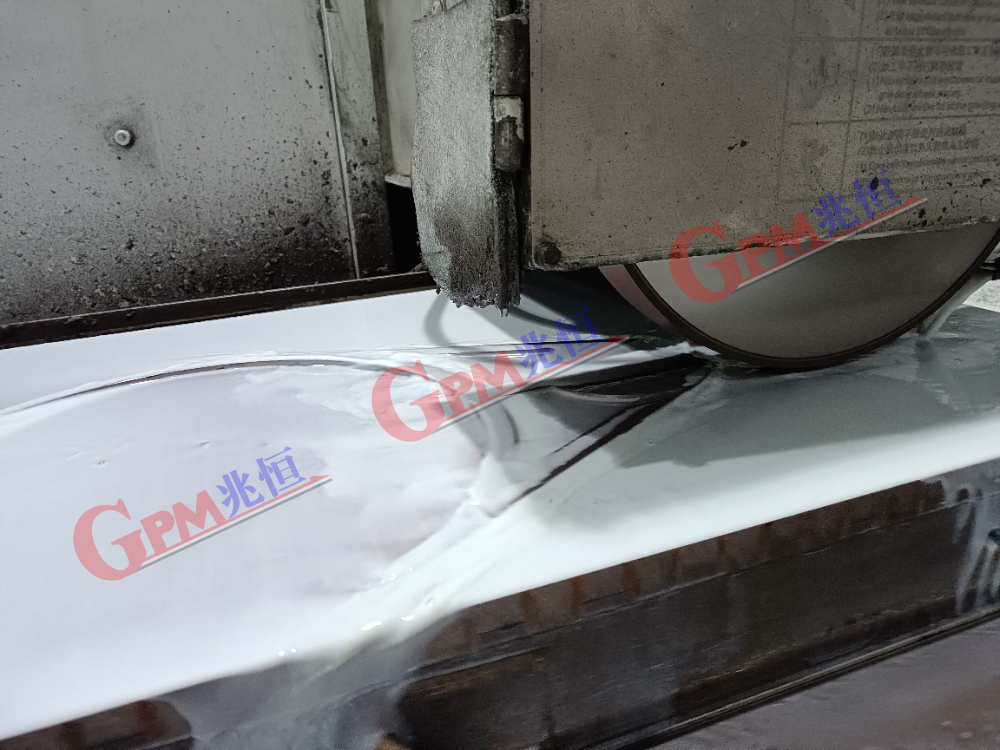 機械加工實景照片 14：平面磨（臥軸矩臺往復式）